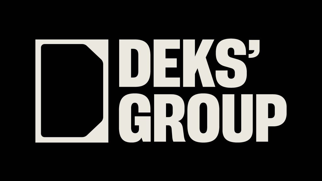 Логотип компанії Deksgroup на чорному фоні, виконаний у стильному мінімалістичному дизайн.