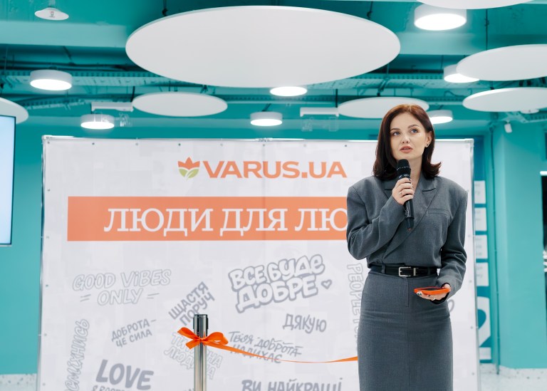 VARUS презентував фотопроєкт «Люди для людей» за підтримки комунікаційної агенції Trembita PR: експозиція триватиме два тижні в центральній галереї ТЦ Lake Plaza varus-project-remeslo